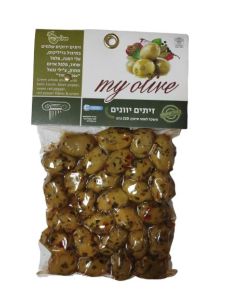 זיתים ירוקים שלמים בתיבול בזיליקום, עלי דפנה, פלפל שחור, פלפל אדום מתוק, צ'ילי ובצל